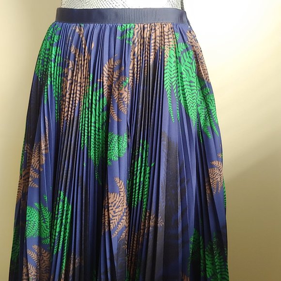 SACAI Pleated Skirt - Picture 2 of 8